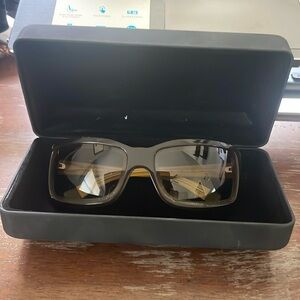 DKNY DY4002 3034/13 vintage brown/amber sunglasses with black logo case